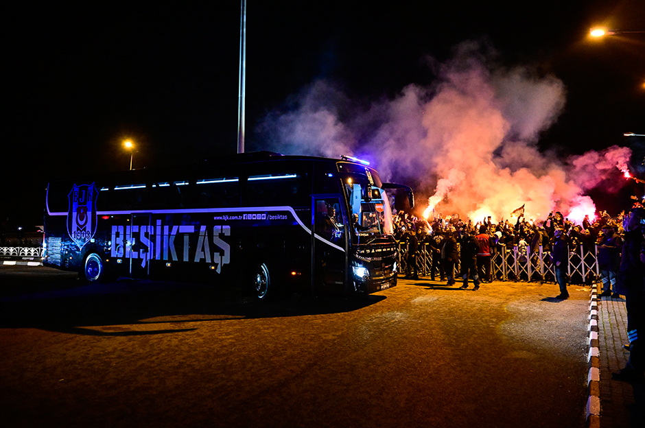 Beşiktaşlı futbolculara Ümraniye'de coşkulu karşılama