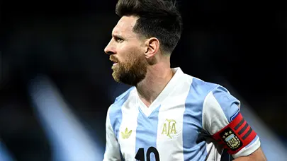 Lionel Messi'nin rekoru egale ettiği maçta Arjantin 3 puanı tek golle aldı