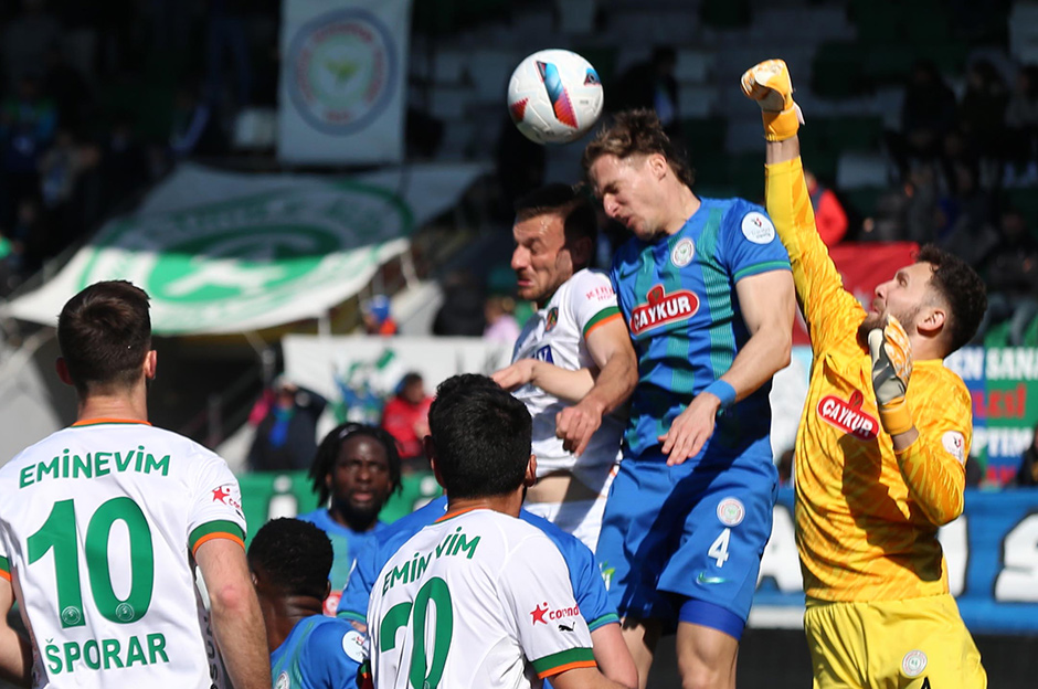 Rizespor, Alanyaspor karşısında 3 puanı 3 golle aldı