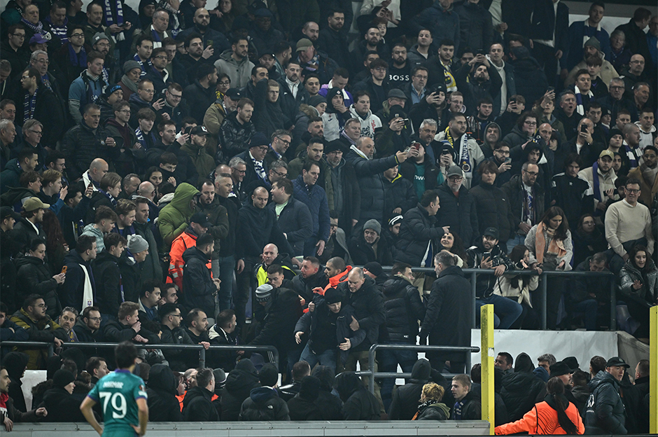 Anderlecht-Fenerbahçe maçının durmasına neden olan taraftara men