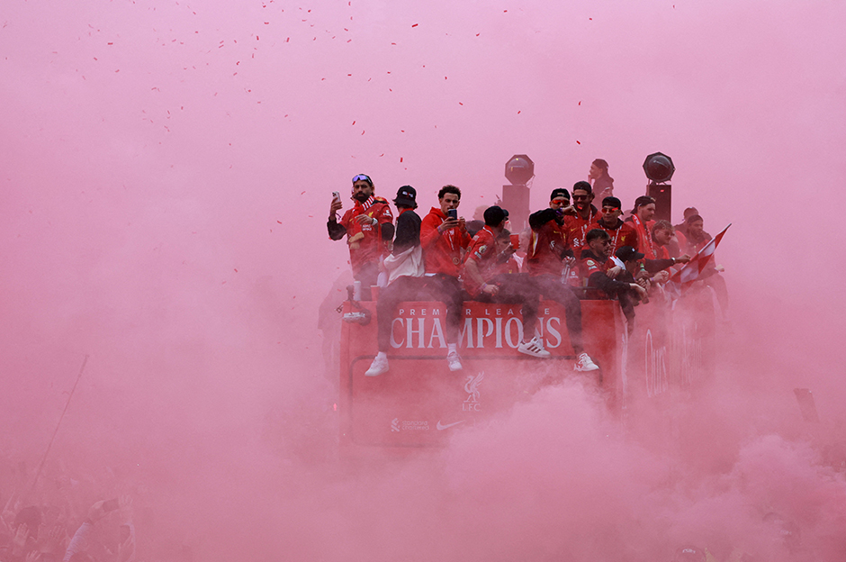 İngiltere'de çılgın kutlama: Şehir kırmızıya büründü