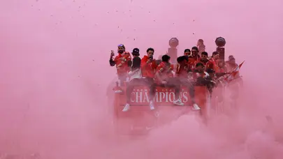 İngiltere'de çılgın kutlama: Şehir kırmızıya büründü