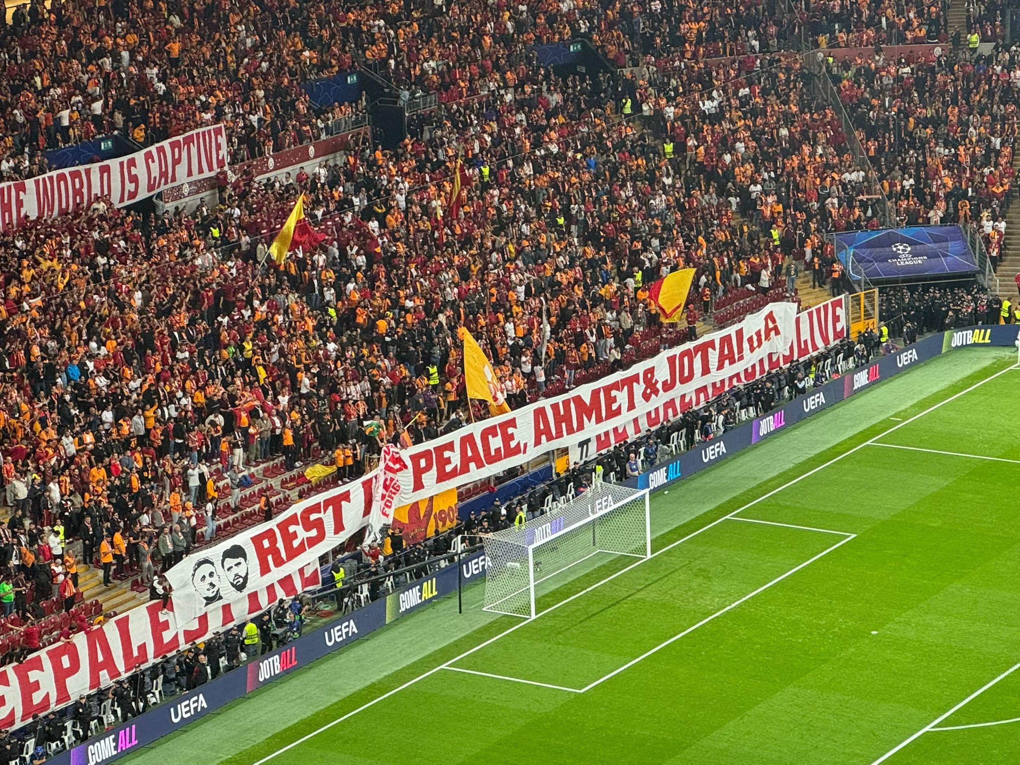 Galatasaraylı taraftarlar Diogo Jota ve Ahmet Çalık'ı andı