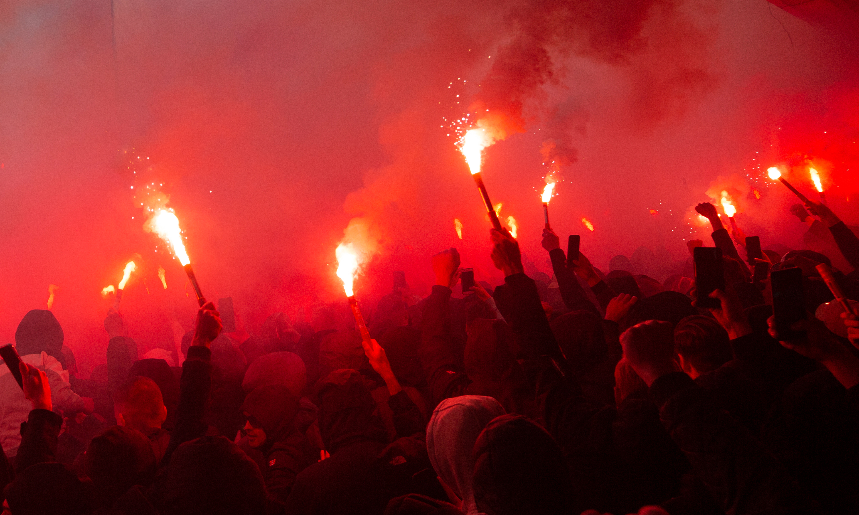 Ajax Taraftarı Kendi Evini Yakarken, Futbolcular Can Havliyle Kaçtı!