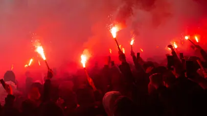 Ajax taraftarları stadyumu yaktı: Takımlar sahadan kaçtı