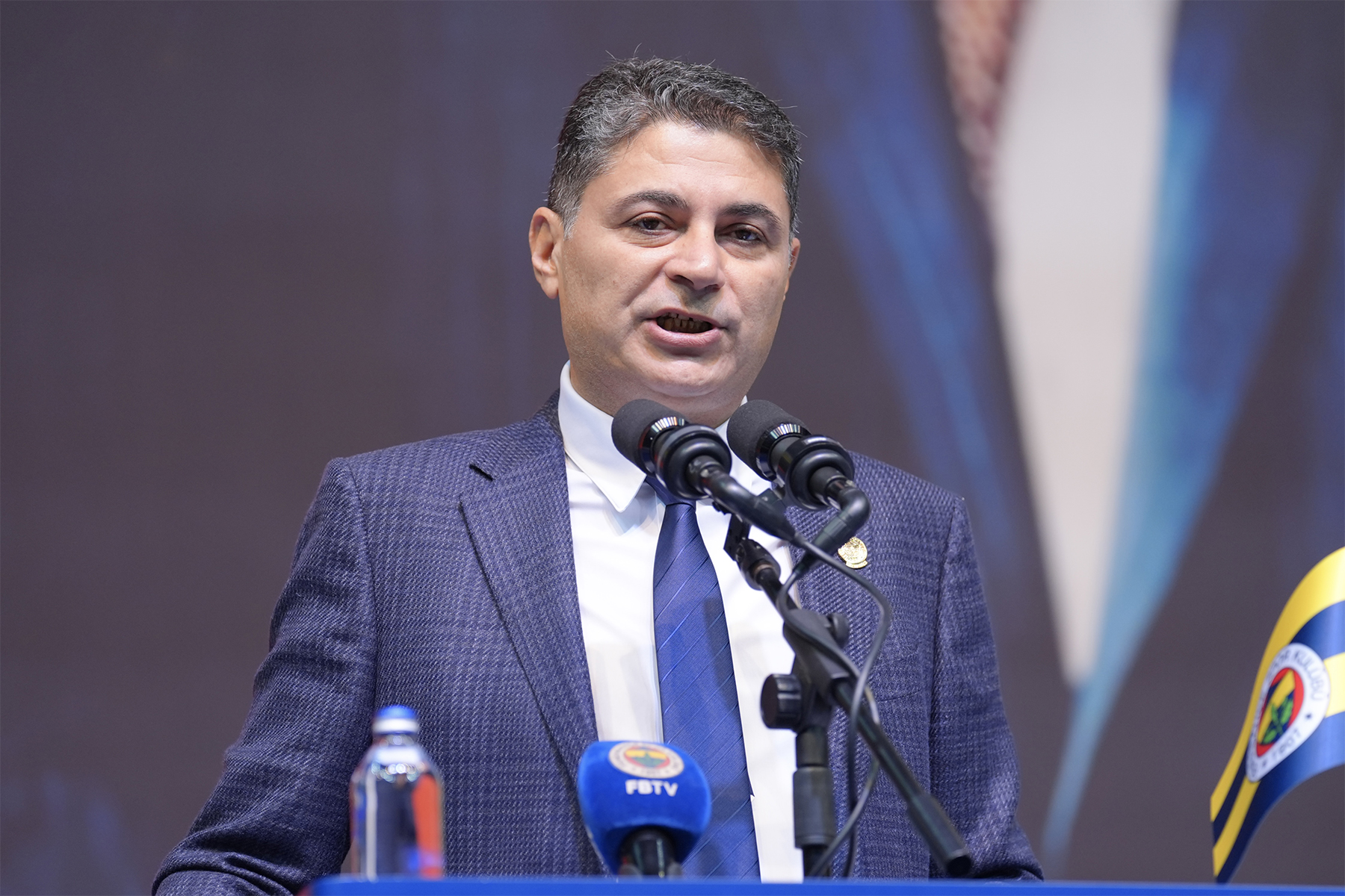 Fenerbahçe yönetimi, Süper Lig'de deplasmanda Fatih Karagümrük'e 2-0 mağlup olunan maçın ardından acil kodlu durum değerlendirmesi toplantısı yaptı. Fenerbahçe Yönetim Kurulu Üyesi Ali Gürbüz, toplantı sonrası kendisine yöneltilen soruya cevap verdi.