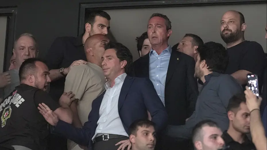 Beşiktaş Fibabanka-Fenerbahçe Beko derbisinde olay: Ali Koç salonu terk etti - 2 Beşiktaş Fibabanka-Fenerbahçe Beko derbisinde olay: Ali Koç salonu terk etti - 2