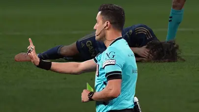 Trio ekibi, Fenerbahçe'nin kırmızı kart beklediği pozisyon için çok net konuştu: "Tartışmasız" Trio ekibi, Fenerbahçe'nin kırmızı kart beklediği pozisyon için çok net konuştu: "Tartışmasız"