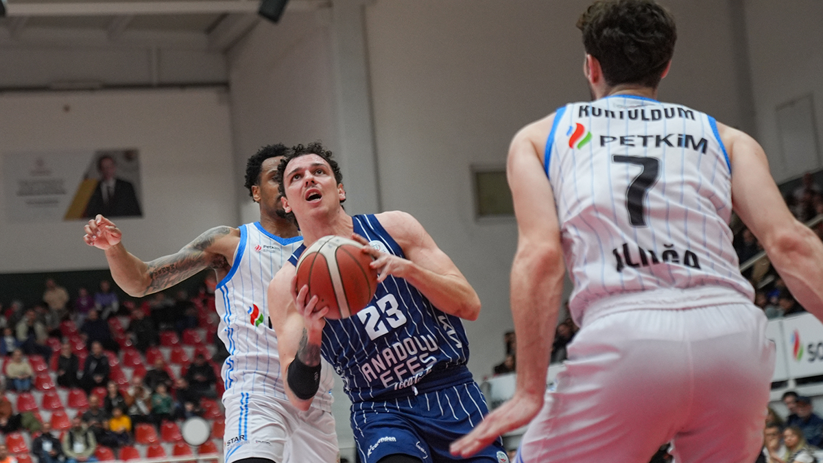 Anadolu Efes'ten Aliağa Petkimspor'a farklı tarife