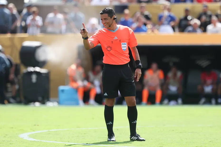 2025 yılının en iyi hakemi belli oldu: Listede Galatasaray-Fenerbahçe derbisini yöneten isim de var - 9