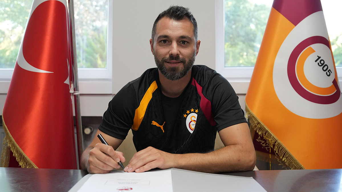 16 yıl aradan sonra yeniden Galatasaray'da! İmzayı attı, göreve başladı