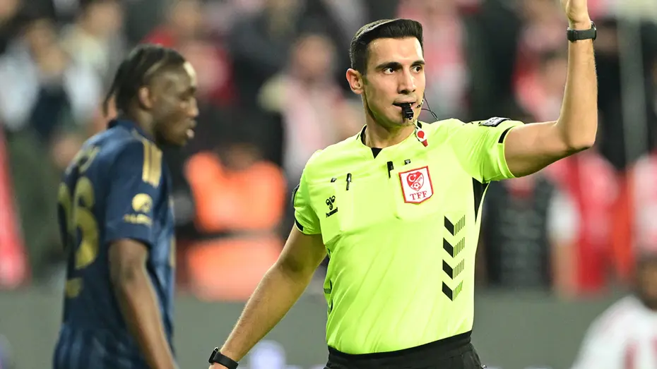 Trio ekibi, Fenerbahçe maçı sonrası hakemi topa tuttu: "Açık, bariz, net, tartışmasız penaltı" - 4