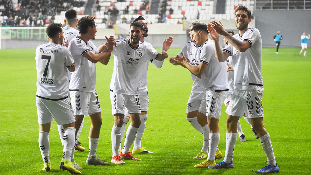 Süper Lig'in efsane kulübünü bekleyen büyük tehlike! Yarın amatör kümeye düşebilirler