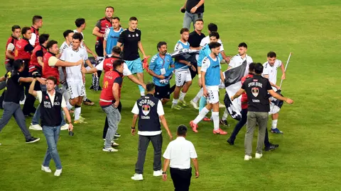 Derbide sahaya bayrak dikti, ortalık karıştı! PFDK'dan yönelim çıktı