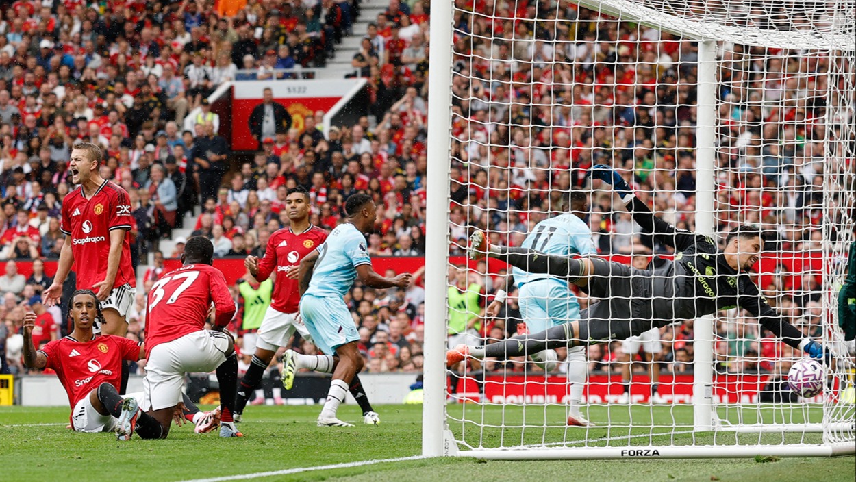 Manchester United'dan son nefeste ilk galibiyet: Altay Bayındır detayı