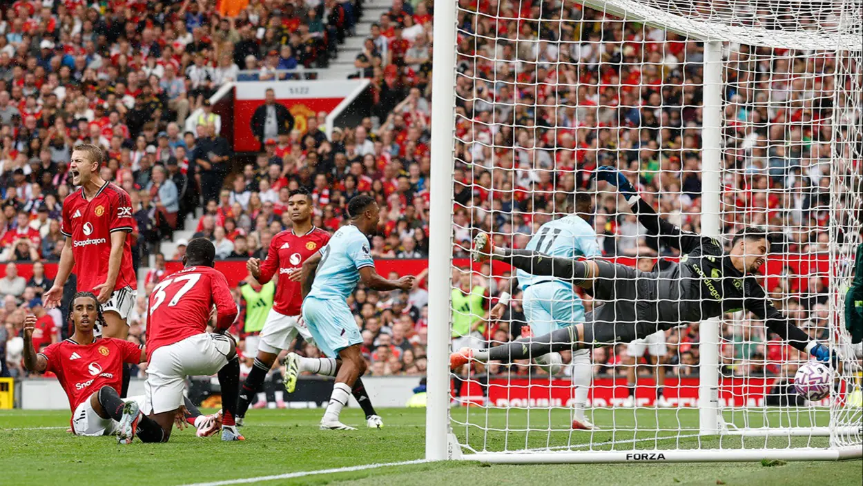 Manchester United'dan son nefeste ilk galibiyet: Altay Bayındır detayı