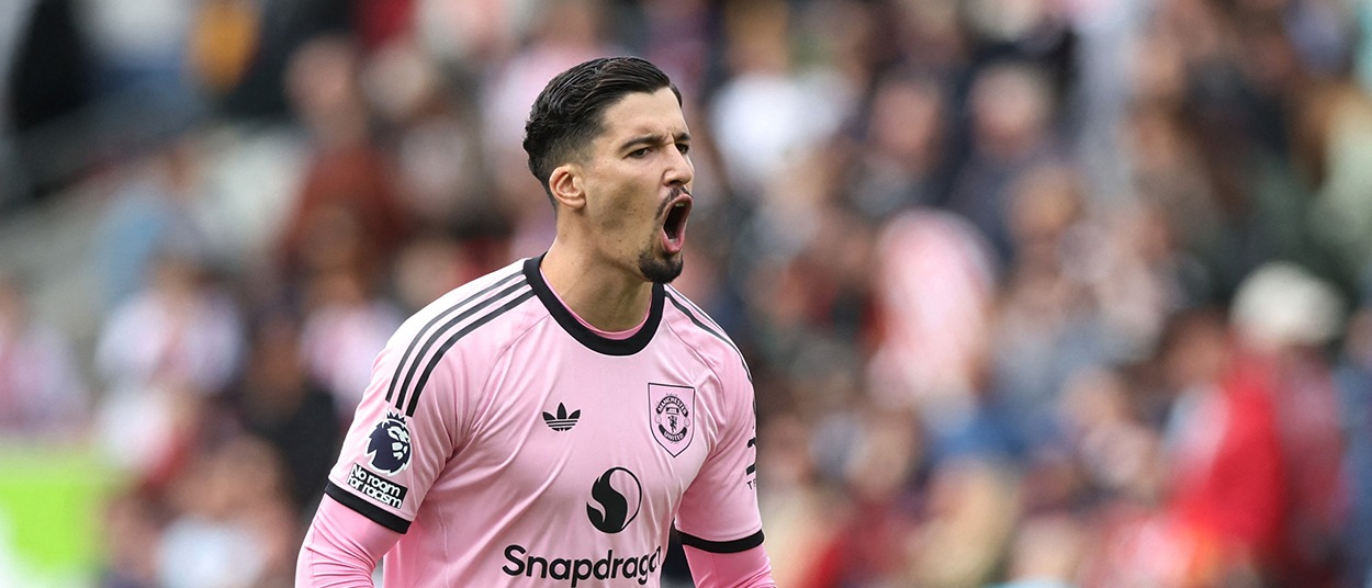 Man Utd'da Altay Bayındır Deneyi Sona Ersin! İngilizler 3 Yiyen Kaleciyi Analiz Ederken Resmen İkiye Bölündü