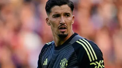 Altay Bayındır için skandal tepki: Kulüp efsanesi, milli kaleciyi taraftarın önüne attı