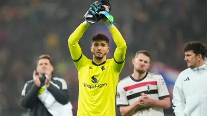 Altay Bayındır'ın hamlesiyle tribünde kıyamet koptu: Takım arkadaşları soluğu yanında aldı