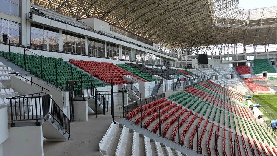 Amedspor'un stadı bambaşka bir kimliğe büründü! Yenileme çalışmaları sonrası son hali - 3