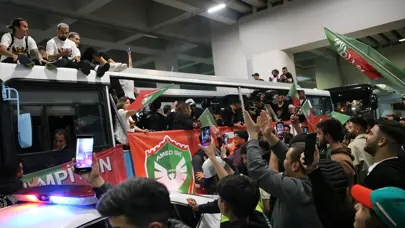 Süper Lig'e yükselen Amedspor, Diyarbakır'da coşkuyla karşılandı