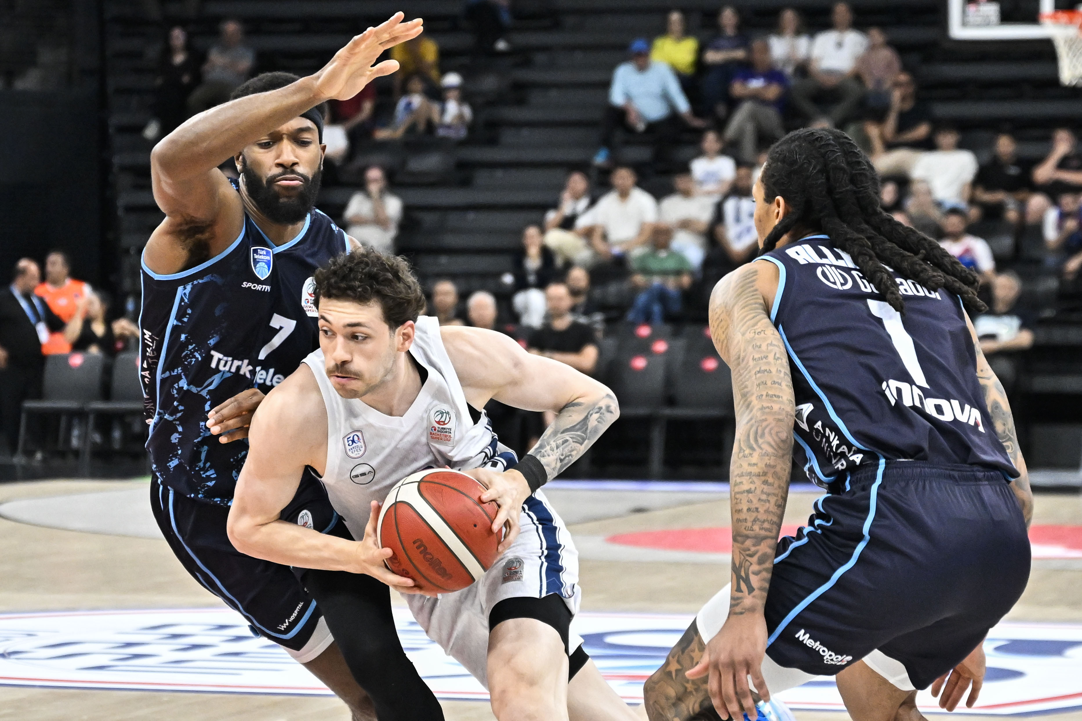 Anadolu Efes play-off serisinde öne geçti