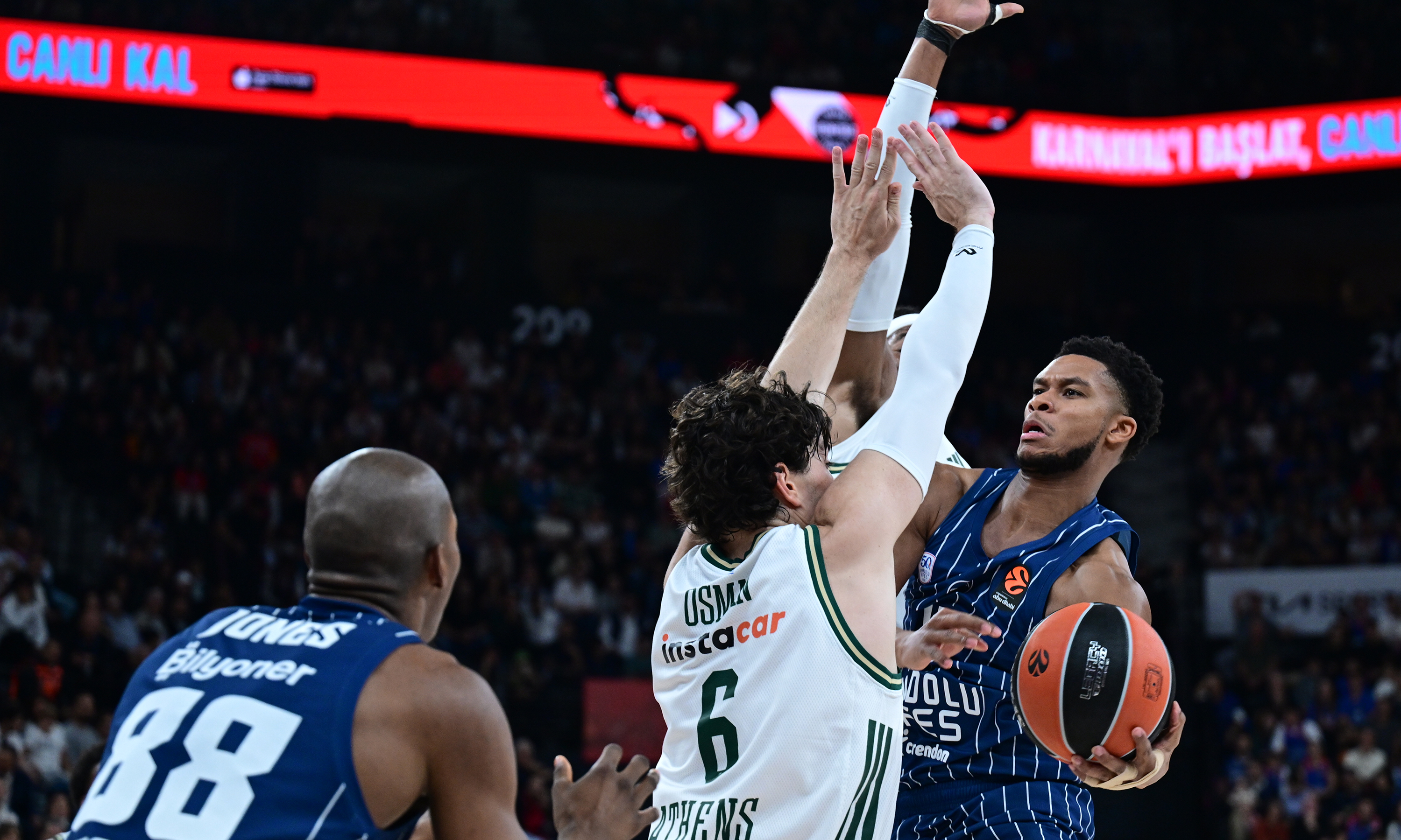 Anadolu Efes, Ergin Ataman'ın Panathinaikos'una kaybetti