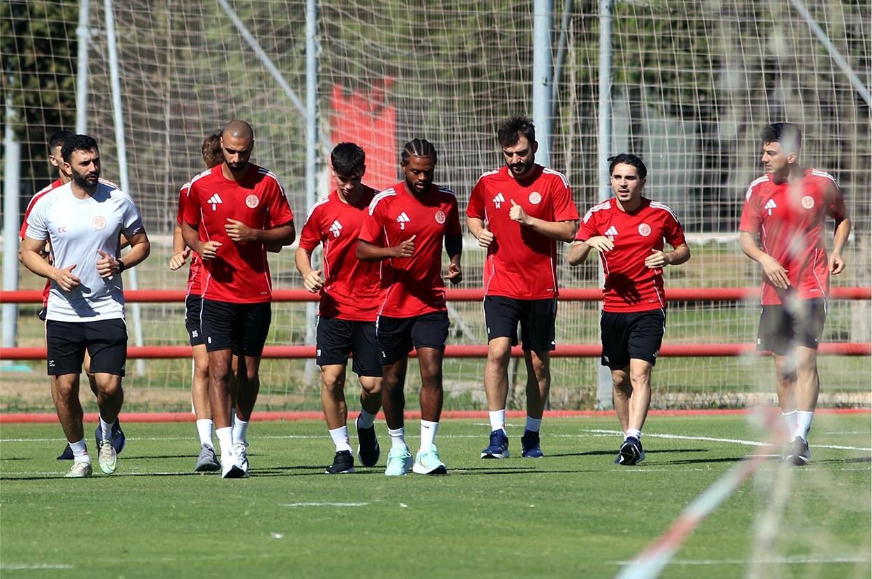 Antalyaspor'da 'Sakatlar Cenneti' Alarmı: Emre Hoca Maça Kimlerle Çıkacak, Merak Konusu!