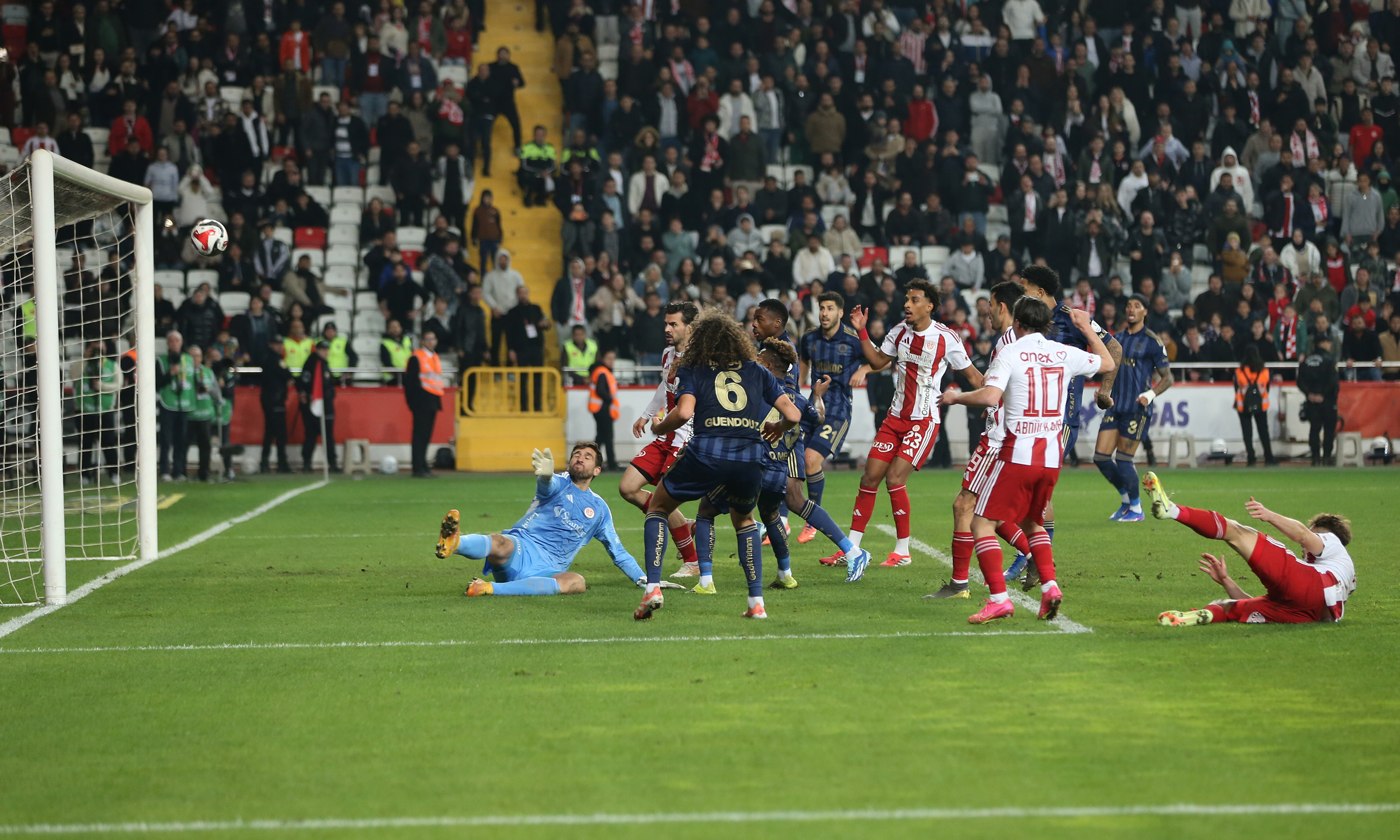 Trendyol Süper Lig'in 24. haftasında Fenerbahçe, Antalyaspor ile 2-2 berabere kaldı. Sarı lacivertliler puanını 54 yapsa da lider Galatasaray ile arasındaki fark 4'e çıktı. Maçı tribünden takip eden Fenerbahçe Başkanı Sadettin Saran tek cümlelik açıklama yaptı.
