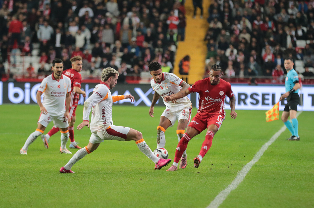 Trio'dan Antalyaspor-Galatasaray maçının tartışmalı pozisyonuna flaş yorum: "Farklı bir skorda çok tartışılırdı"
