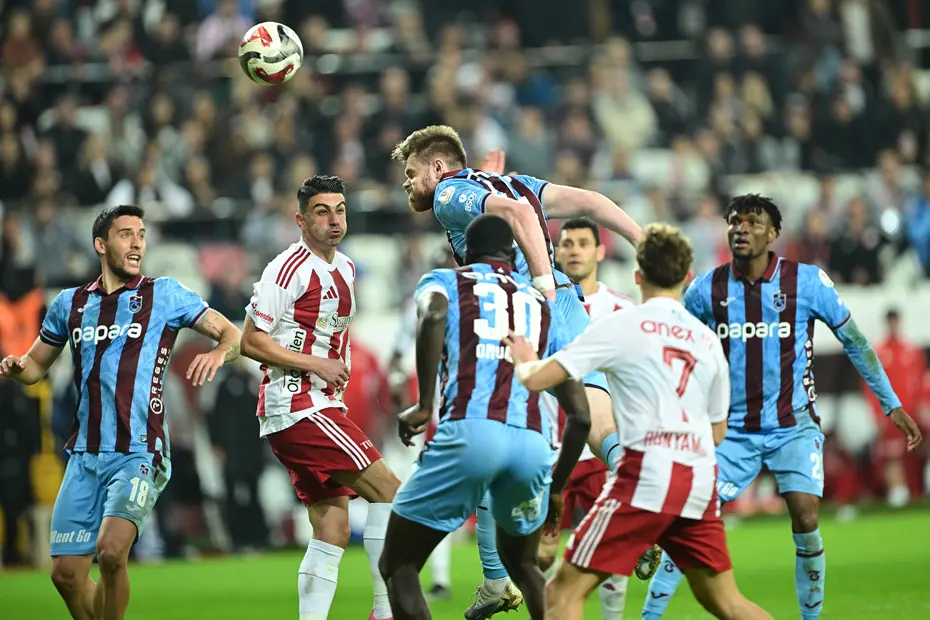 "Zirve mücadelesi yapan bir takım bu kadar kolay puan kaybetmemeli" | Spor yazarları Trabzonspor için ne dedi? - 3