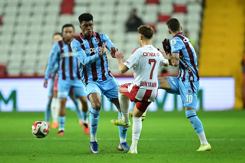 "Zirve mücadelesi yapan bir takım bu kadar kolay puan kaybetmemeli" | Spor yazarları Trabzonspor için ne dedi? - 4