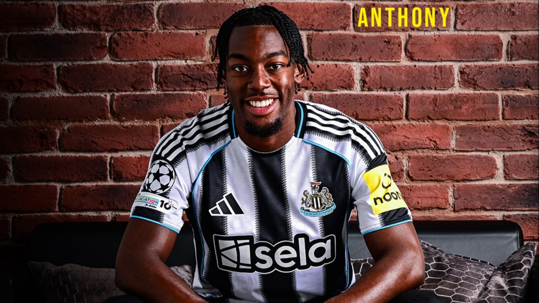 Newcastle United, Elanga'yı transfer etti