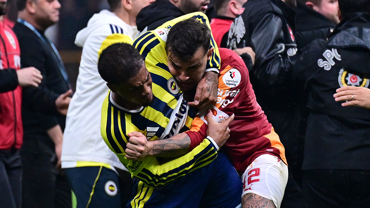 Dünya, Galatasaray-Fenerbahçe derbisinde yaşananları konuşuyor: