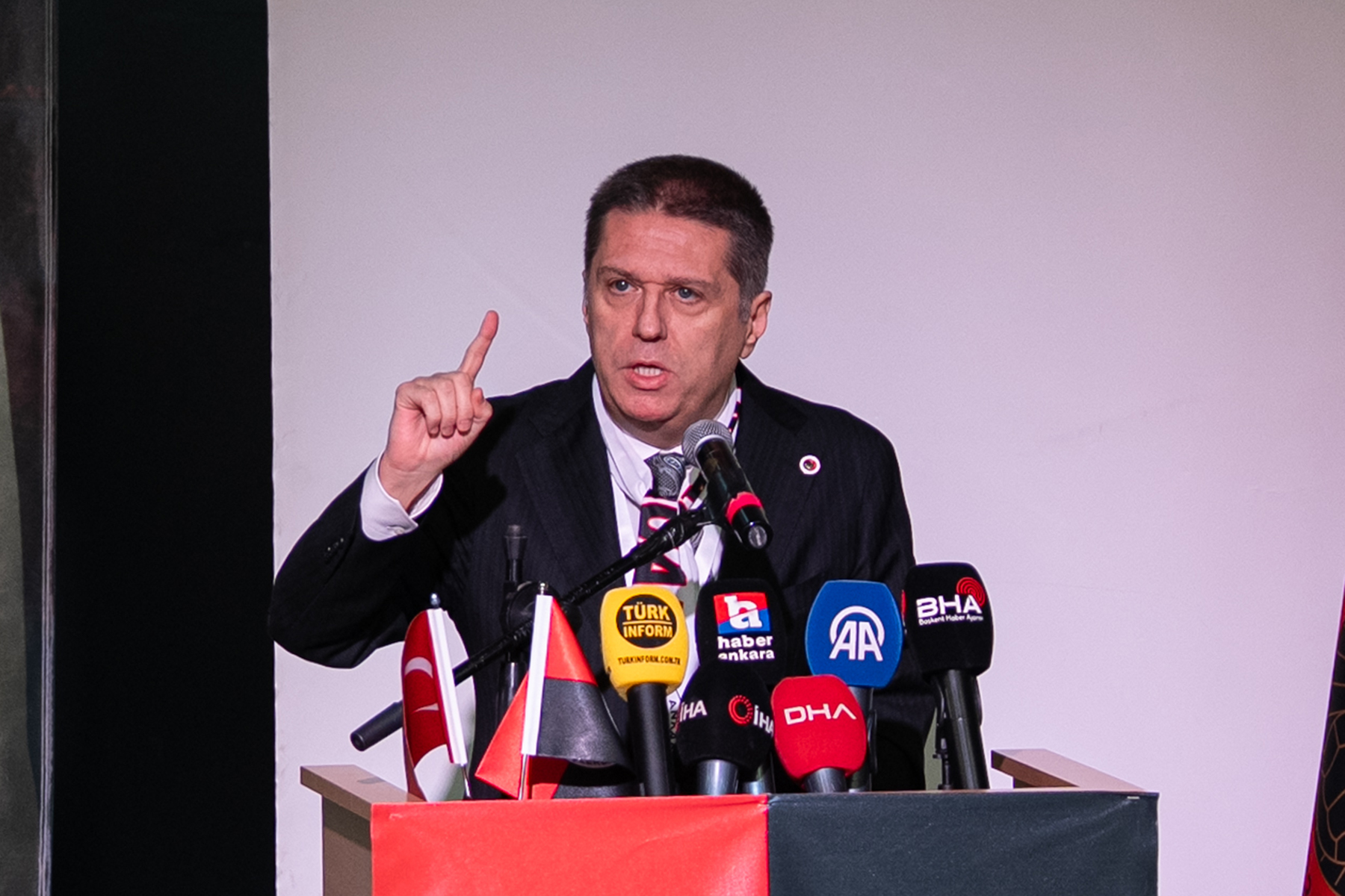 Gençlerbirliği'nde Komite Komedisi: Başkan Devrilirken, Trabzon'dan Kaleci Bekliyormuş!
