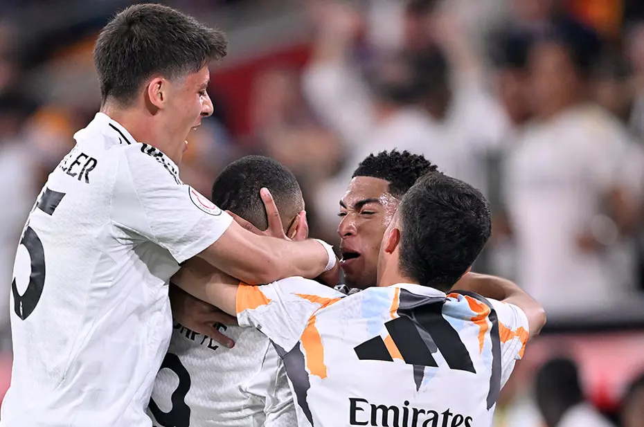 Xabi Alonso ellerini ovuşturarak izliyor - 2