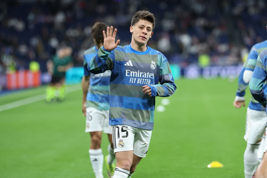 Fenerbahçe’nin 2023 yaz transfer döneminde 20 milyon euro bonservis bedeli artı 10 milyon euro bonus karşılığında Real Madrid’e sattığı Arda Güler, şu ana kadar bonuslardan sarı-lacivertlilerin kasasına 8 milyon euro koydu. Yıldız futbolcu, 25 maç sonra 2 milyon euroluk son bonusu aktif edecek ve 10 milyon euroluk bonus maddesinin tamamını sarı-lacivertlilere kazandırmış olacak.