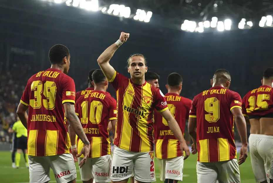 🚨TRANSFER: Okan Buruk ligi sallayan eski Fenerbahçeliye parçalı formayı giydiriyor - 4