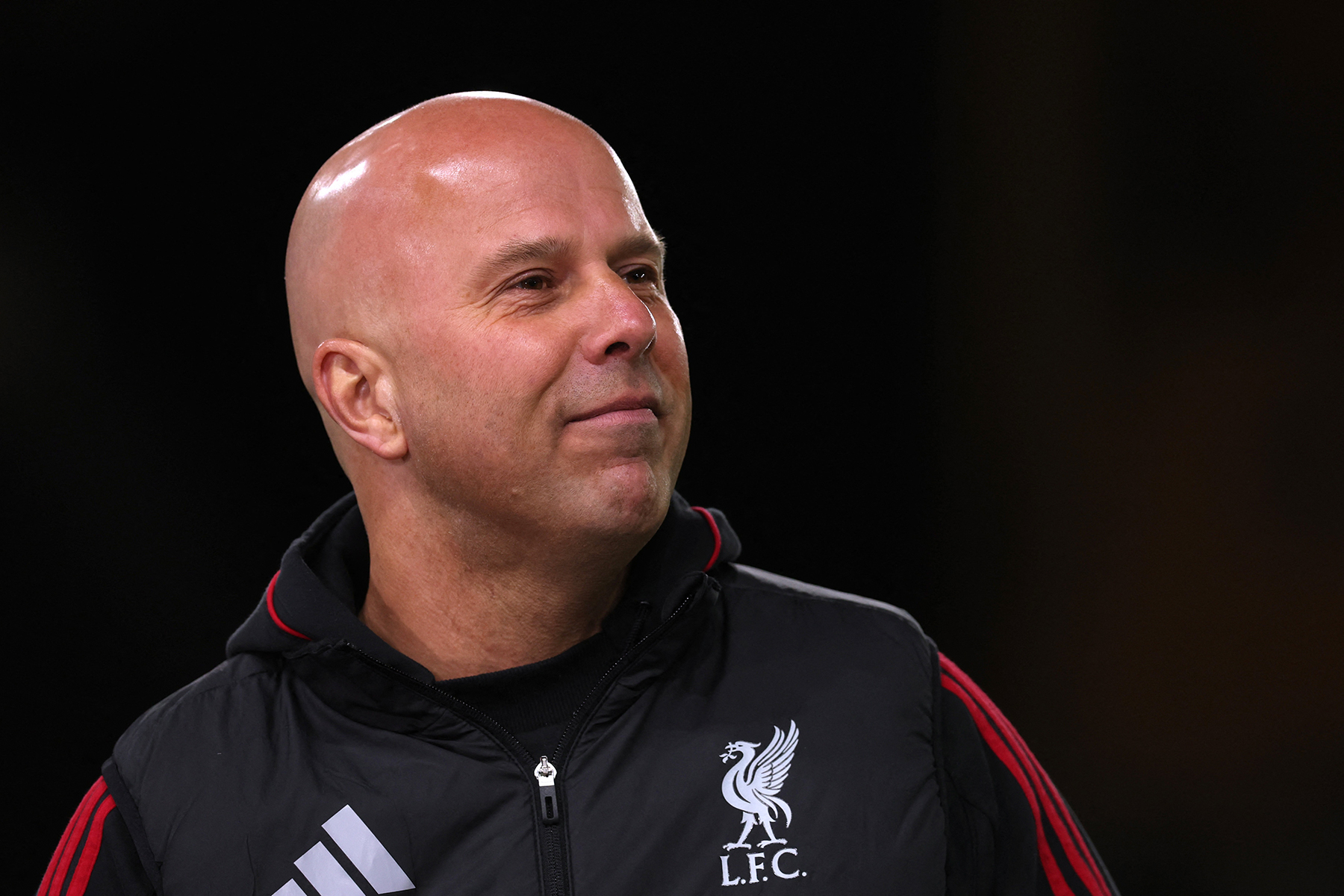 Şampiyonlar Ligi son 16 turunda Galatasaray'la oynadıkları maçta Alisson sakatlığı, Federico Chiesa ise hastalığı nedeniyle forma giyememişti. Alisson'un sakatlığıyla ilgili Slot, \