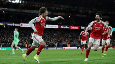 Arsenal'dan tarihi maçta 3 puan: Galibiyet son dakikalarda geldi