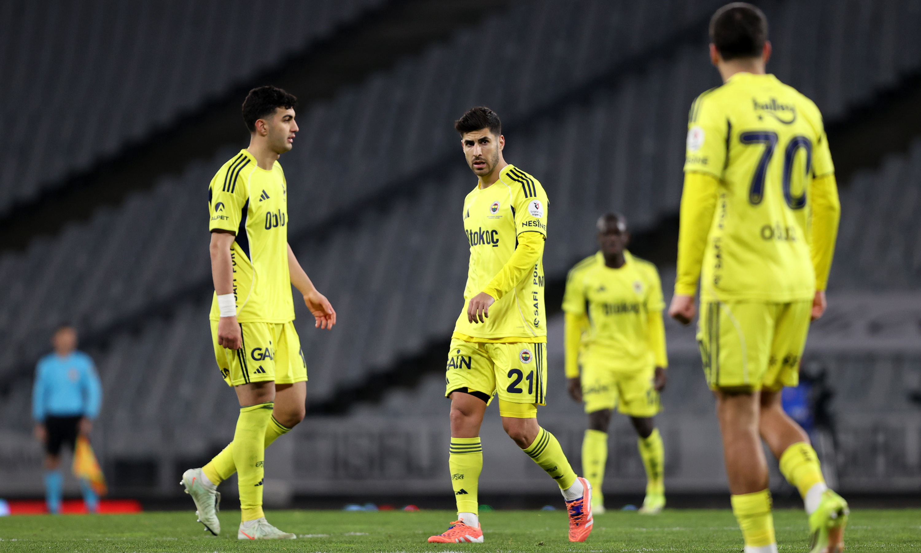 İkincilik bile tehlikede | Mert Aydın Belli ki bu maç ciddiye alınmamış. Bu maçın önemi fark edilmemiş. Bu karşılaşmayı sadece Ali kötüydü, Veli kötüydü noktasından değerlendirmek yanlış olur. Fenerbahçe sadece maçı kaybetmedi. Hatta namağlup unvanını yitirmiş olması da önemli değil. Şampiyonluk gitti büyük ihtimalle... Ama ikincilik için bile çanlar çalacak artık. Çünkü karışmaya müsait bir camia Fenerbahçe. Devre arasında stoper alınmayışı, santrfor kadar konuşulmadı. Olmayan stoper transferine Skriniar sakatlığı eklendi. Sonrası kolay goller yeme cennetine dönüştü Fenerbahçe kalesi. Karagümrük de bu cennetin meyvesinden yedi. Olan budur. (MİLLİYET)