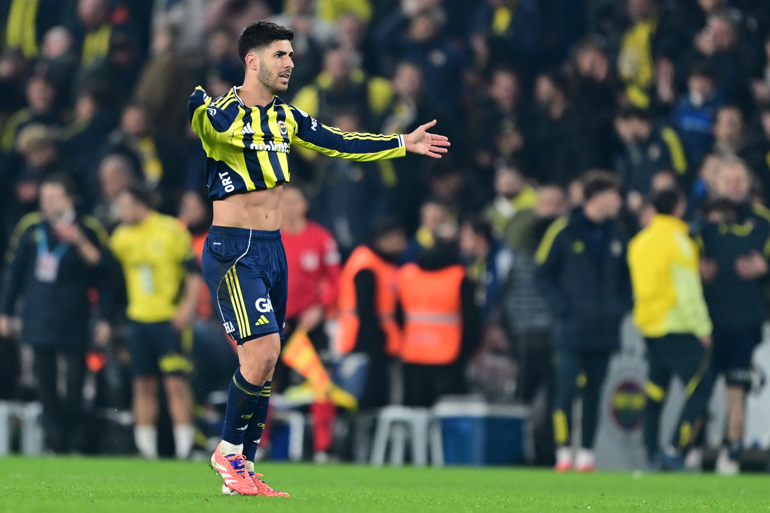 Fenerbahçe'de Asensio'nun 90+5'te attığı golde ihlal var mı? Gol kararı doğru mu? Bahattin Duran: Asensio topa vurduğu anda Mert Müldür pozisyon olarak ofsaytta. Kesinlikle Mert'in bir müdahalesi yok. Top defans oyuncusuna çarparak kaleye giriyor. Kaleciye bir etkisi yok. Deniz Çoban: Katılıyorum. Bülent Yıldırım: Net bir gol.