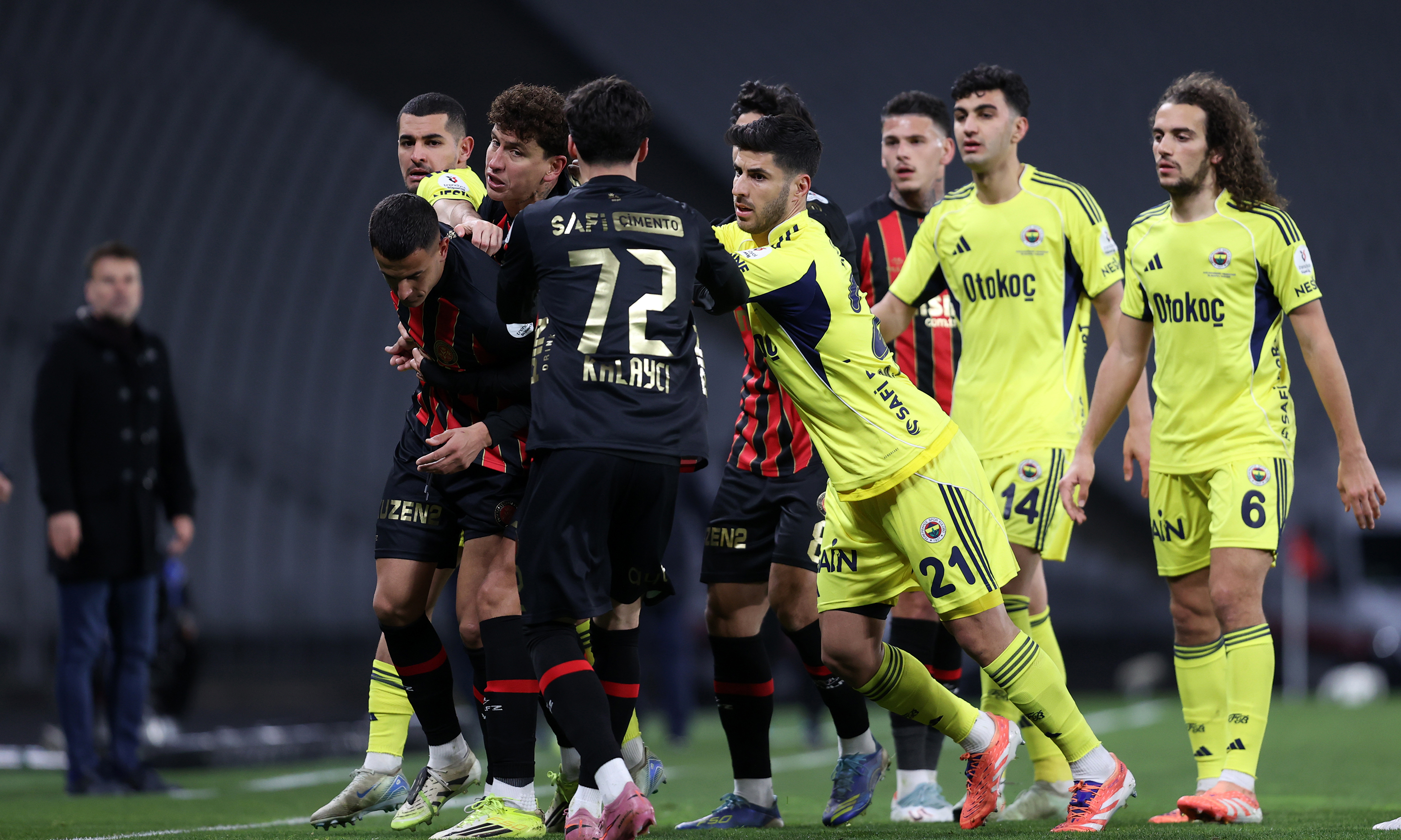 Trendyol Süper Lig'in 26. haftasında Mısırlı.com.tr Fatih Karagümrük, konuk ettiği Fenerbahçe'yi 2-0 yendi. beIN Sports'ta yayınlanan Trio programında, karşılaşmanın tartışmalı pozisyonları yorumlandı.