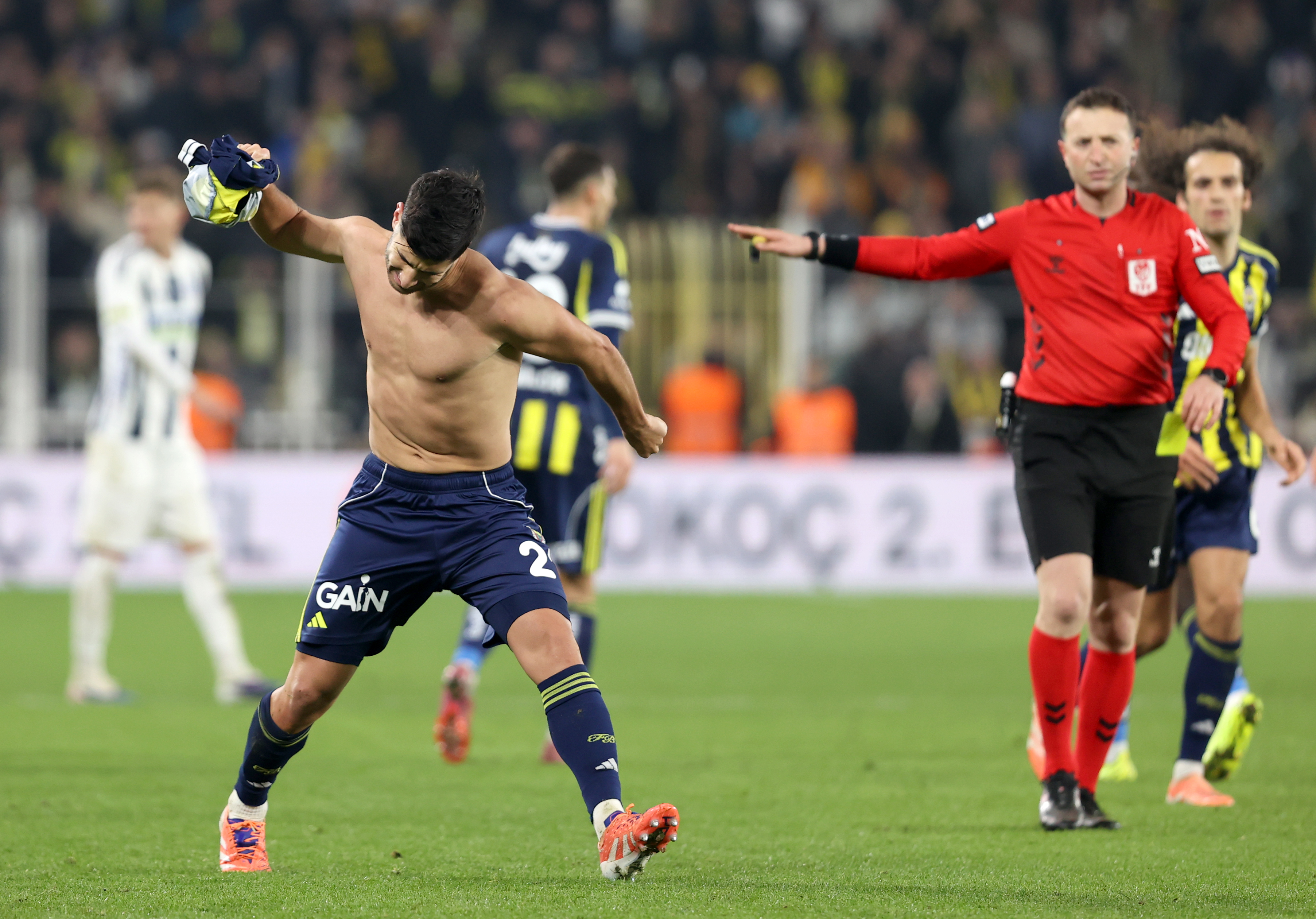 Trendyol Süper Lig'in 23. haftasında Fenerbahçe, sahasında Kasımpaşa ile 1-1 berabere kaldı. Son dakikaları yıllarca unutulmayacak mücadelede sarı-lacivertliler, 90+5. dakikada Asensio ile öne geçerken, 90+11. dakikada Allevinah'ın golüne engel olamadı ve sahadan 1 puanla ayrıldı. 90+3'te 10 kişi kalan Kasımpaşa karşısında son saniyelerde 2 puan bırakan Fenerbahçe, zirvede Galatasaray'la puanları eşitleme şansını kaçırırken aradaki farkı 2 puana indirdi. Karşılaşma dünya medyasında da gündem oldu.