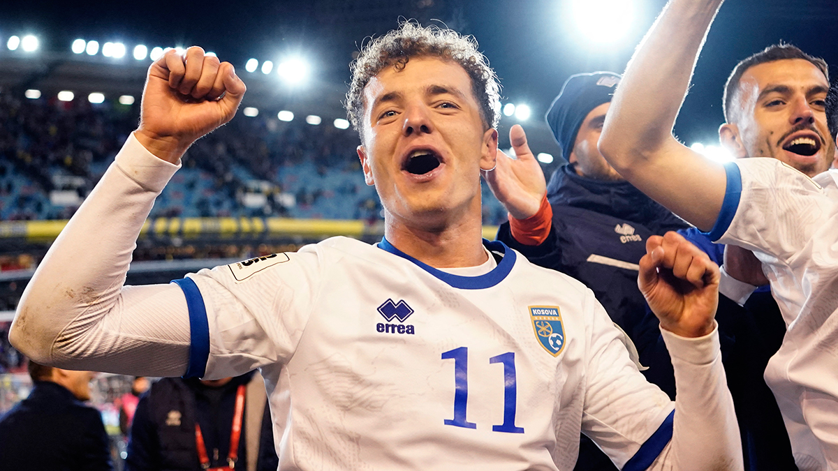 Fisnik Asllani, 8 Ağustos 2002’de Berlin’de doğdu. Kosova Milli Takımı’nı tercih eden 1.91’lik santrfor, kariyerini Hoffenheim’da sürdürüyor. Merkez forvet olarak görev yapan Asllani, hem fizik gücü hem de ceza sahası etkinliğiyle dikkat çekiyor. Hoffenheim, oyuncunun sözleşmesini Temmuz 2025’te 2029’a kadar uzattığını açıklamıştı. Asllani bu sezon Alman ekibinin formasıyla çıktığı 26 maçta 9 gol ve 8 asistle toplam 17 kez skor katkısı yaptı. 23 yaşındaki futbolcunun piyasa değeri 30 milyon euro olarak gösteriliyor.