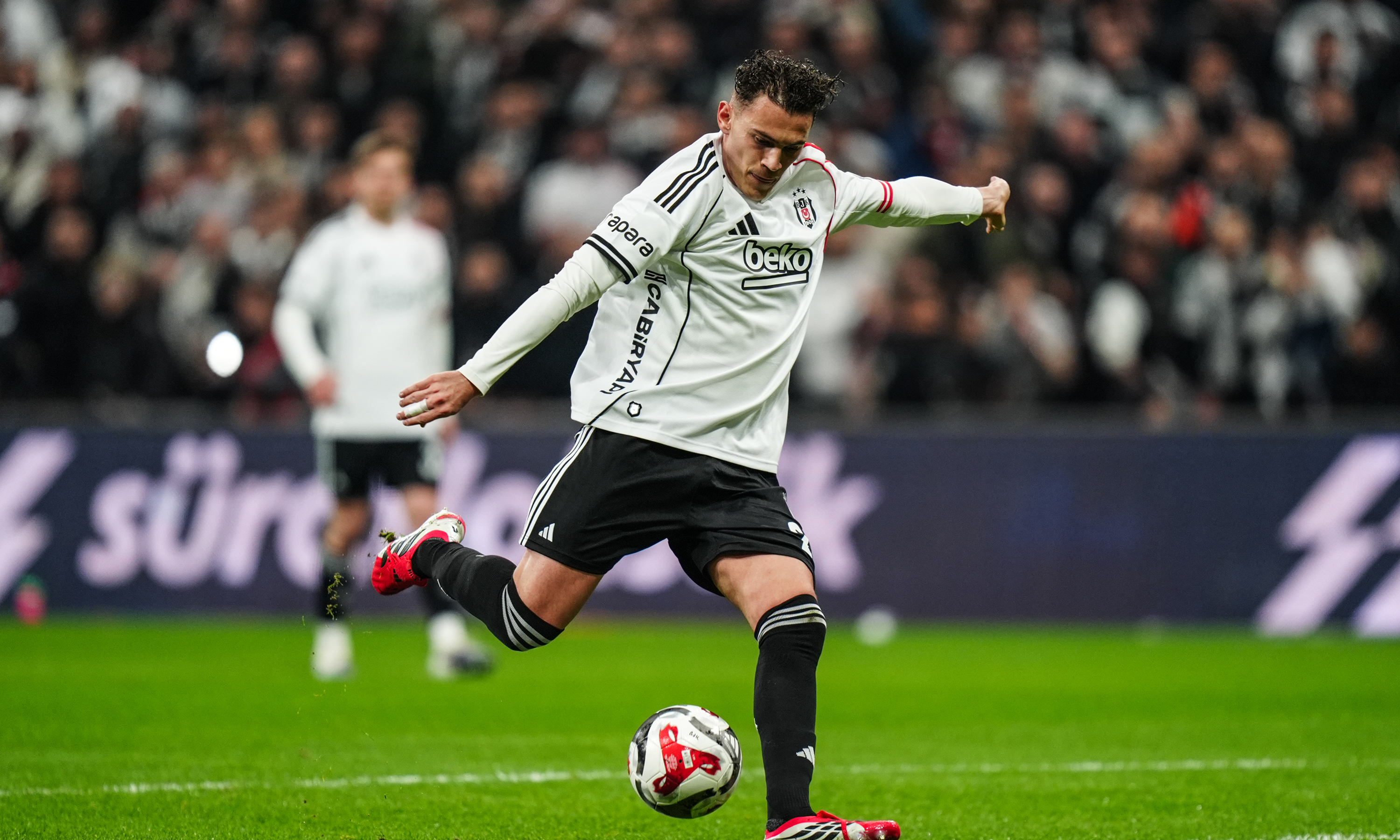 Beşiktaş formasıyla 6 maça çıkan Arnavut orta saha oyuncusu, 325 dakika sahada kalırken 1 kez de asist yaptı. Kristjan Asllani'nin Inter ile 30 Haziran 2028'e kadar sözleşmesi bulunuyor.