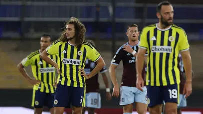 Gazeteler hezimeti böyle gördü: "Fenerbahçe Villa'nın 6'nda kaldı" | Sporun manşetleri Gazeteler hezimeti böyle gördü: "Fenerbahçe Villa'nın 6'nda kaldı" | Sporun manşetleri