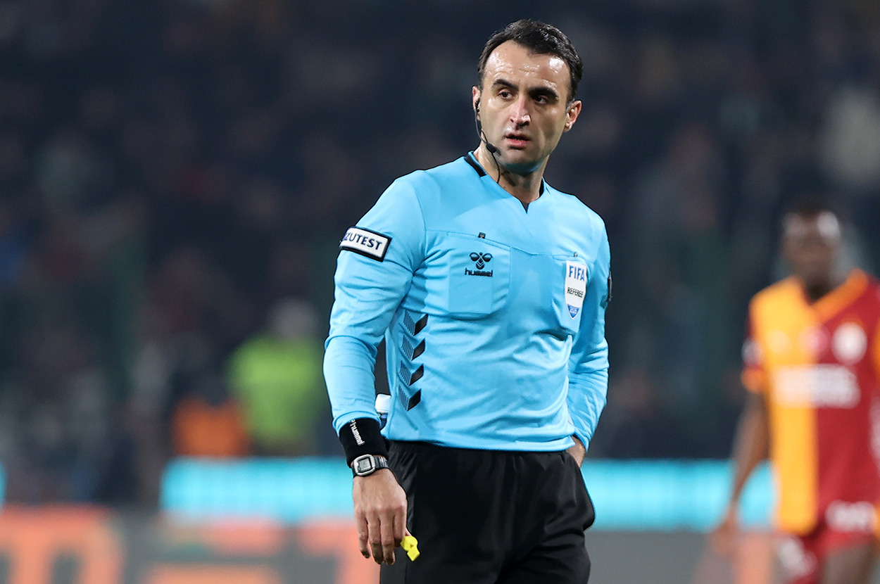 Galatasaray'ın attığı golün VAR müdahalesiyle iptal edilmesi doğru mu? Bülent Yıldırım: Burada coğrafik bir ofsayt olsa zaten çizgi gelir ve olay çözülür. Eğer subjektif bir sorgu varsa maç görevlilerinin kararı esastır. Burada Sacha Boey'nin müdahalesinin rakip oyuncuyu engelleyip engellemediği konusu subjektif bir konu. Yani sana göre, bana göre değişir. Video hakem sağlamasını yapıyor ve sanıyorum durum sorgusu içine giriyor ve kendini böyle tereddüde düşürüyor. Ve prensipte uzaklaşıyor. Hakem golü vermiş, siz niye karışıyorsunuz? Video hakemin müdahalesi yanlış. Ben ofsayt olmadığını düşünüyorum. Bu pozisyondan faul çıkartırsınız ama ben ofsayt çıkartamıyorum. Bahattin Duran: Olaigbe'nin topa vurulduğunda uçması lazım oraya topu yakalayabilmesi için. Bu bir Şampiyonlar Ligi maçı olsaydı bu pozisyona VAR müdahale etmezdi. Ofsayt gerekçesiyle hakemi davet edip bu pozisyonu izletmezdi bence. Burada faul mü, ofsayt mı diye soruluyorsa bu pozisyonda faul daha önce gerçekleşiyor, onun da altını çizelim. Deniz Çoban: Burada bir çelişki var ve bu çelişkiyi bize atfediyorlar. Bu çelişki bizim çelişkimiz değil, oyun kurallarıyla VAR protokolünün çelişkisi bu. Ben de pozisyonun ofsayt olmadığı ve VAR müdahalesinin yanlış olduğu yönündeyim. Bu golün sahada iptal edilmesi durumunda ben buna kökten yanlış demezdim. Hakemleri haklı bulurdum. Bu golün iptaline 'Bu golü nasıl iptal edersiniz' falan demiyorum fakat prensipleri, ilkeleri ve kuralı konuşuyorum. Kurala göre eğer varsa ofsayt değil, faul var. Çünkü faul, ofsayttan önce gerçekleşiyor. Ama sana göre, bana göre subjektif bir durum olduğu için de VAR'ın karışmasını yanlış buluyorum.