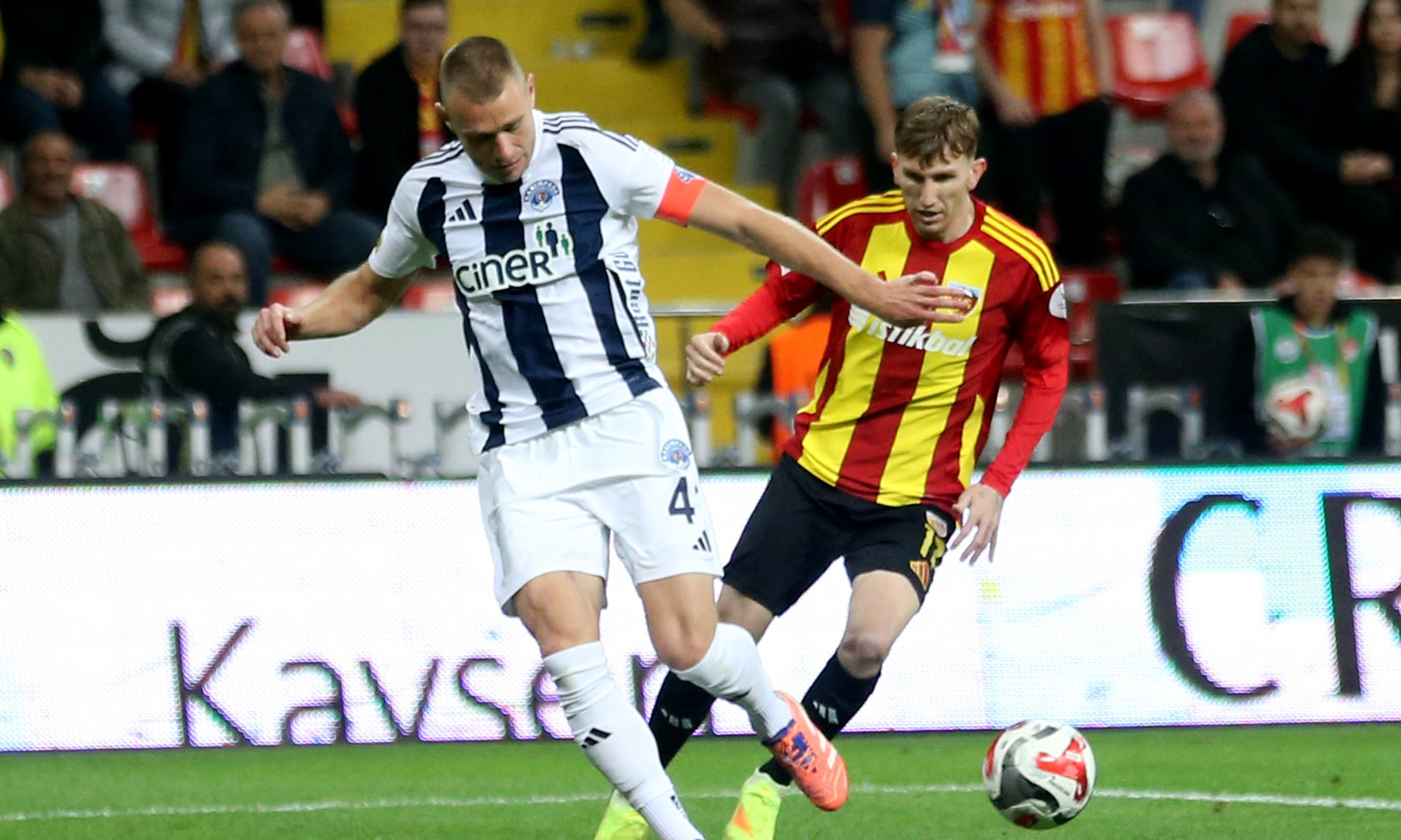 Kasımpaşa'da Fenerbahçe Hayaleti: Szalai'den Emre Hoca'ya Sarı Lacivert Fatura!