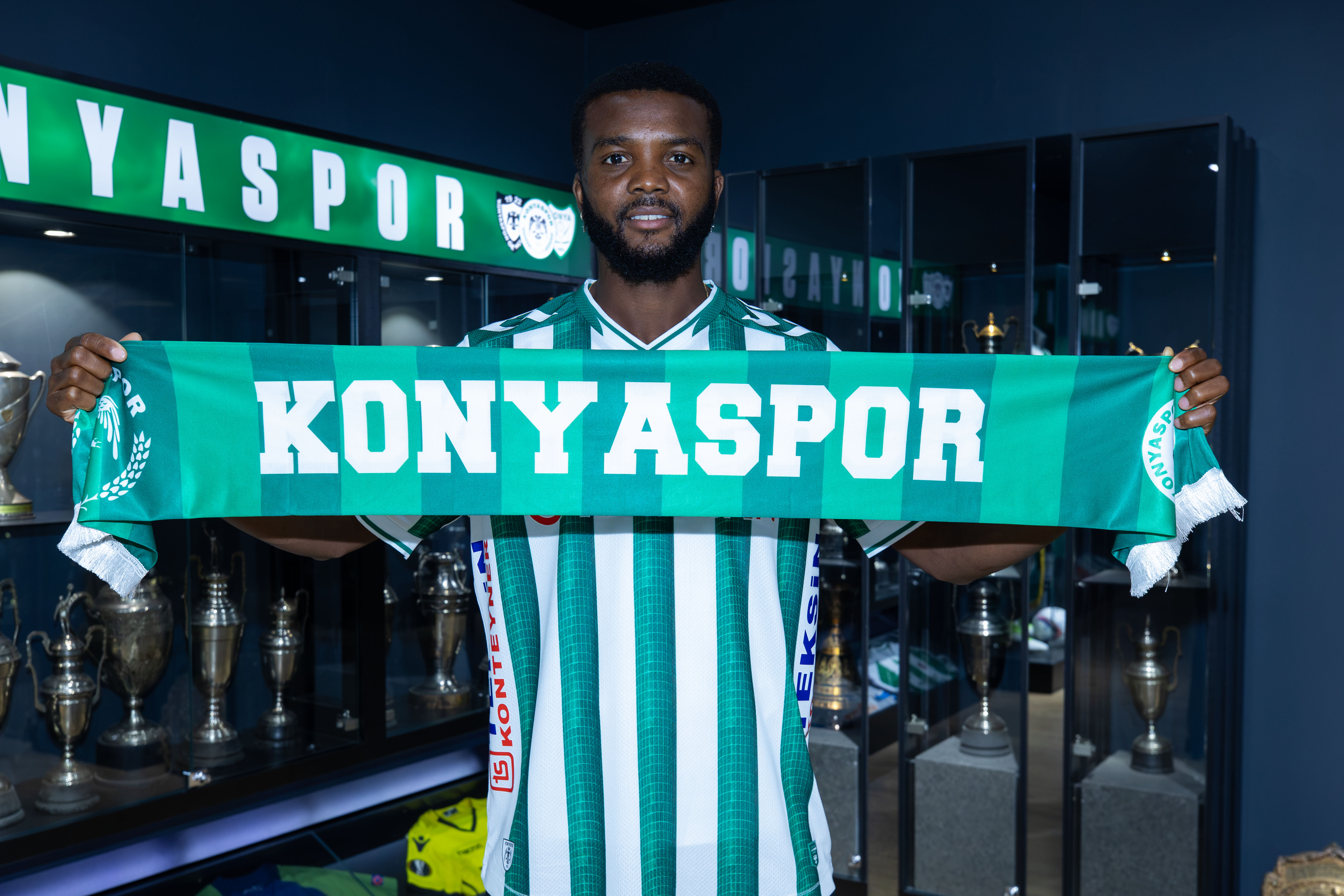 Chidozie Awaziem'den Konyaspor'a 2 yıllık imza